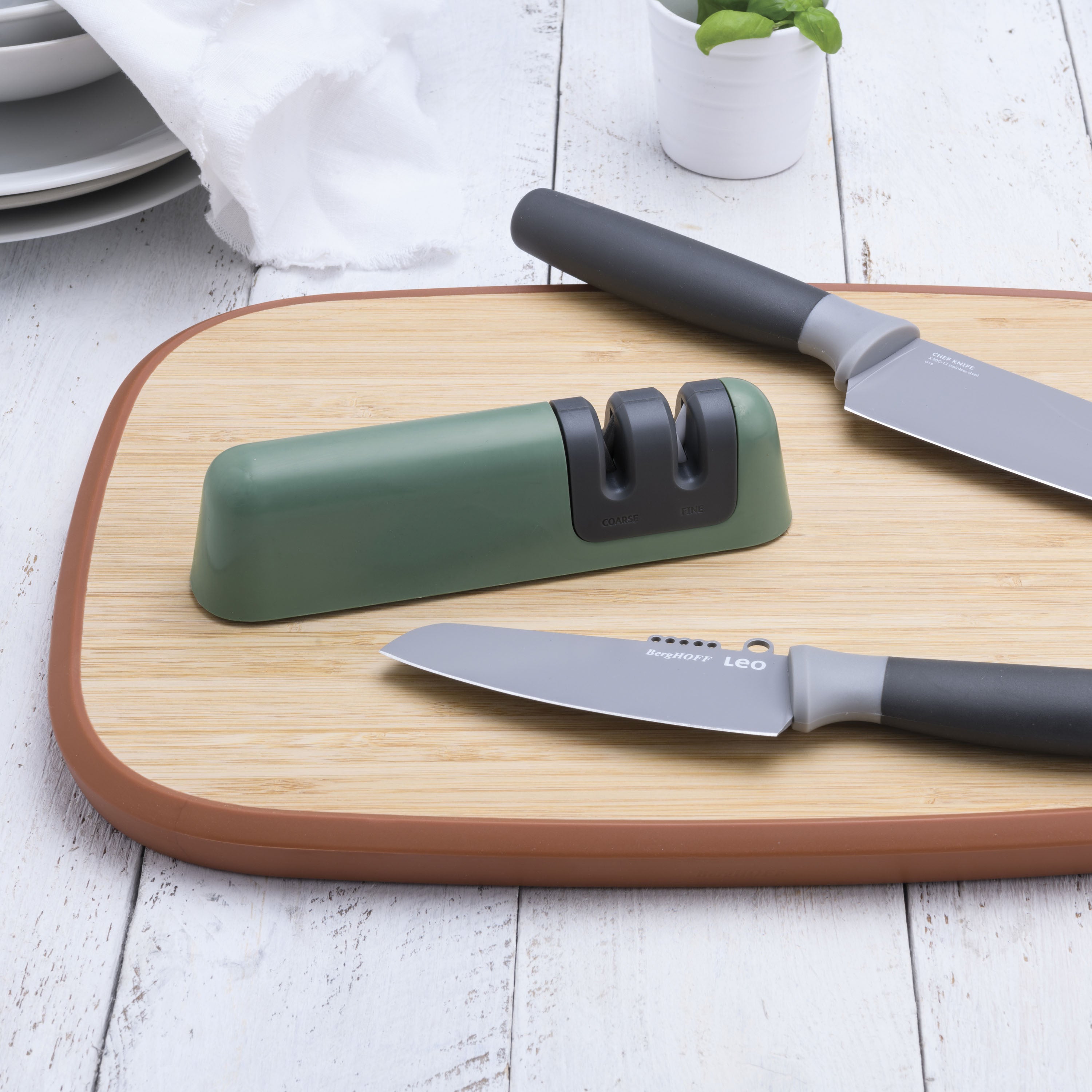 BergHOFF Knife Sharpener - Two-Stage Green with Coarse/Fine Slots and Ergonomic Non-Slip Base