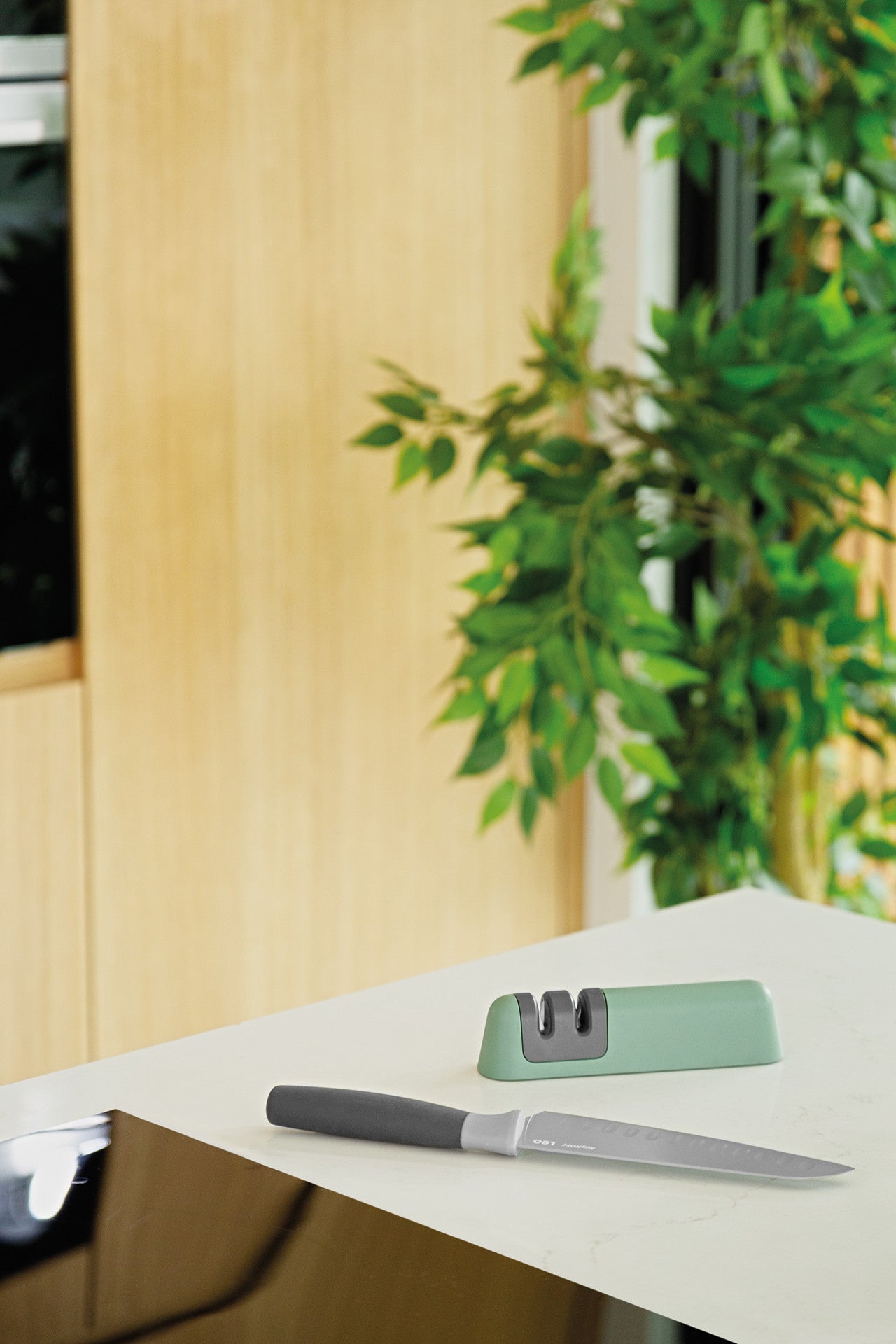 BergHOFF Knife Sharpener - Two-Stage Green with Coarse/Fine Slots and Ergonomic Non-Slip Base