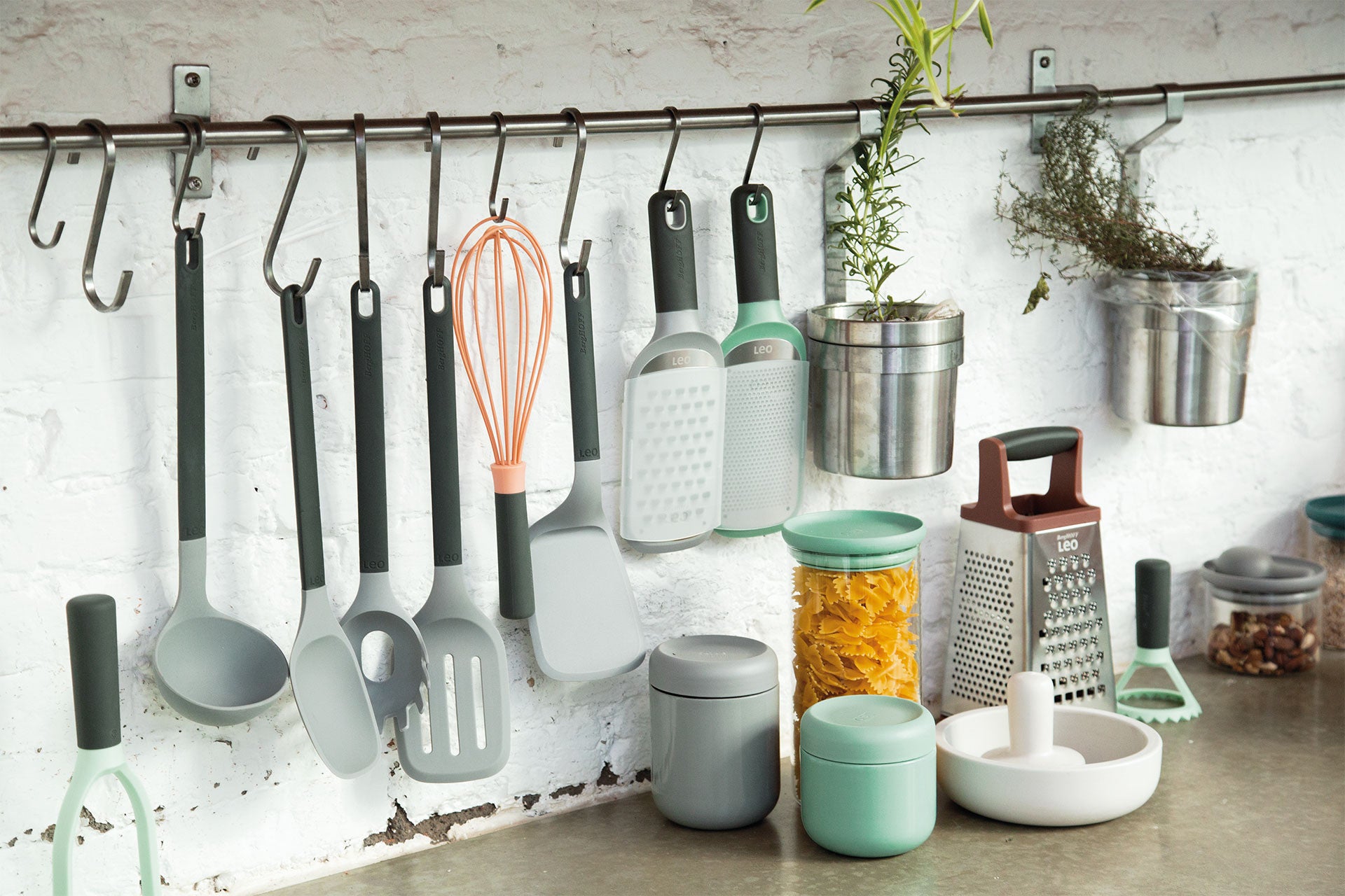 BergHOFF Fine Paddle Grater - Ultra-Sharp Etched Blade with Non-Slip Base and Soft-Grip Handle + Safety Cover